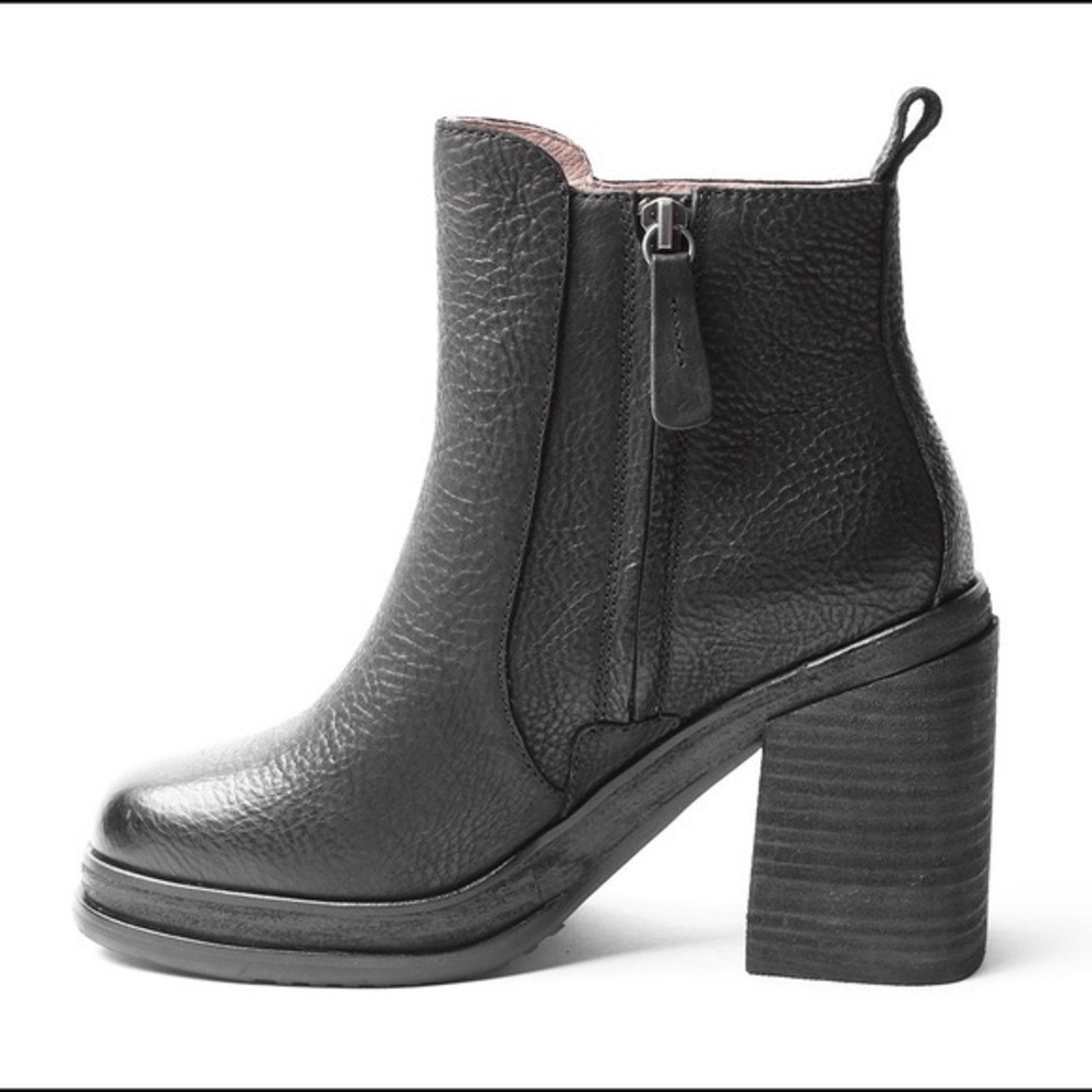 Gee Wawa New York Black Platform Leather Boots US7 ($225)